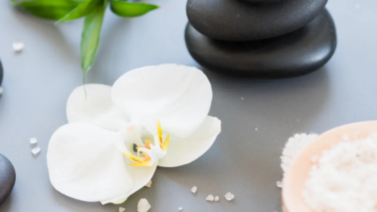 Атрибути спокійного self-care ритуалу: свічка, камені, квітка